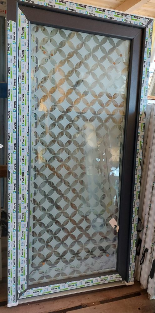 új, műanyag, üvegből készült bejárati ajtó