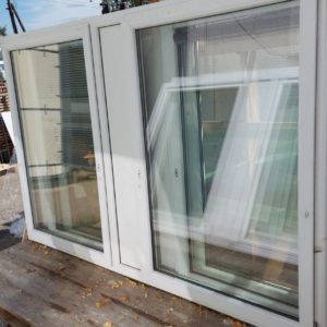 Használt, kétszárnyú, fehér, bukó-nyíló, műanyag ablak. Az ablak méretei: 268 cm széles, 172 cm magas.
