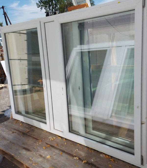 Použité, biele, dvojkrídlové, otváravo-sklopné, plastové okno s rozmermi š 268 cm x v 172 cm..