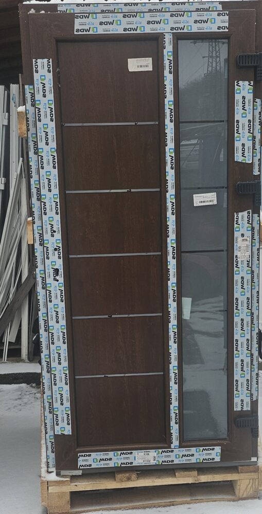 Nové vchodové dvere 100 × 205 cm – pravé, farba orech, dvojsklo mliečne